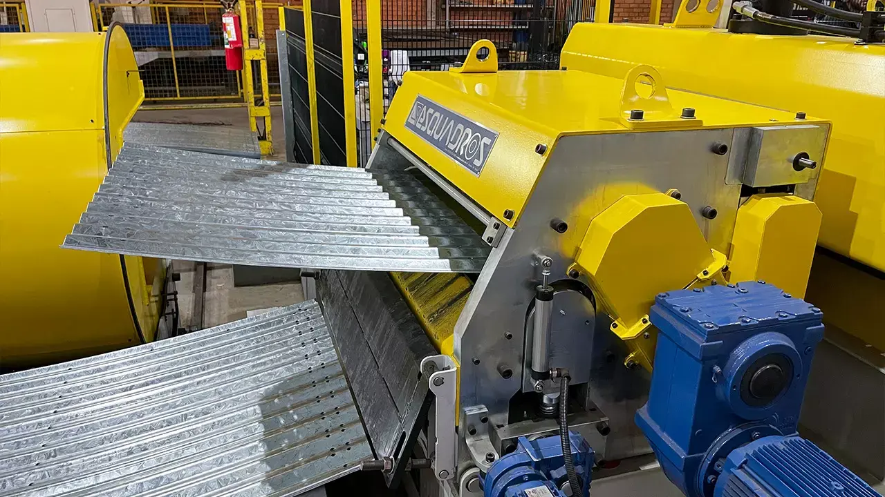 Linha automática de estampagem de chapas de corpo laterarl tipo silo