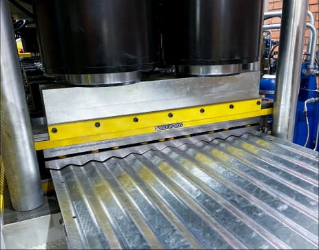 Imagem da galeria bancada de estampo anterior à conformação 02 - Esquadros®