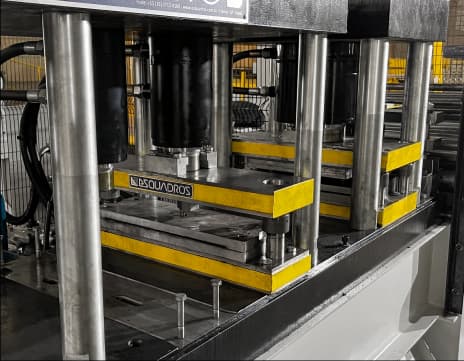 Imagem da galeria bancada de estampo anterior à conformação 03 - Esquadros®