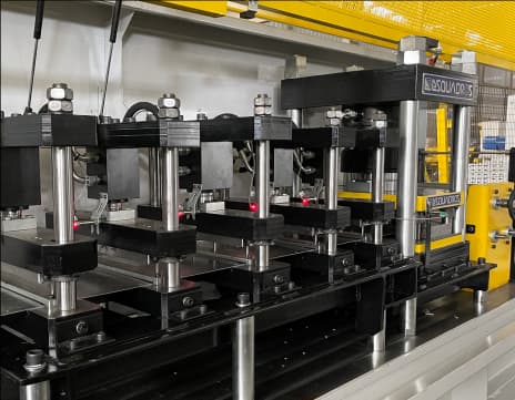 Imagem da galeria bancada de estampo anterior à conformação 06 - Esquadros®