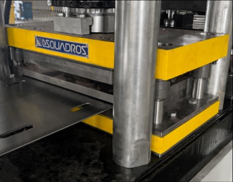 Imagem da galeria bancada de estampo anterior à conformação 07 - Esquadros®