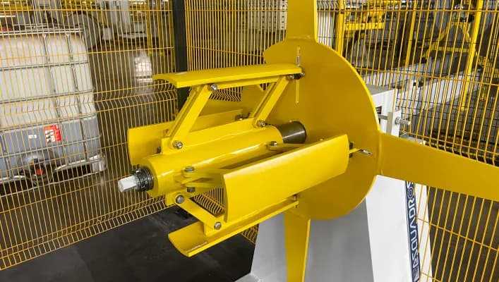 Uncoiler of the rolling door slat roll former - Esquadros®