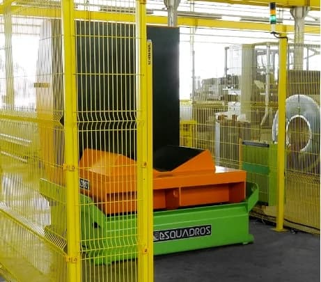 Foto frontal do tombador de bobinas com NR12 HD - Esquadros®
