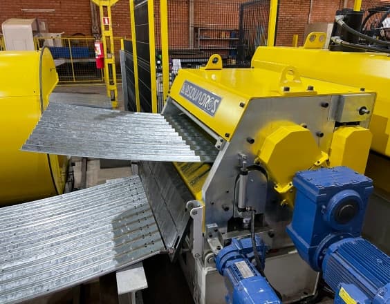 Foto 8 da linha automâtica de estampagem de chapas de corpo lateral tipo silo - Esquadros®