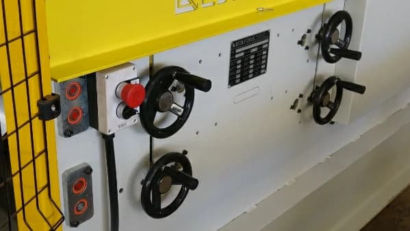 Guias de entrada sincronizadas com regulagem por volantes - Esquadros®