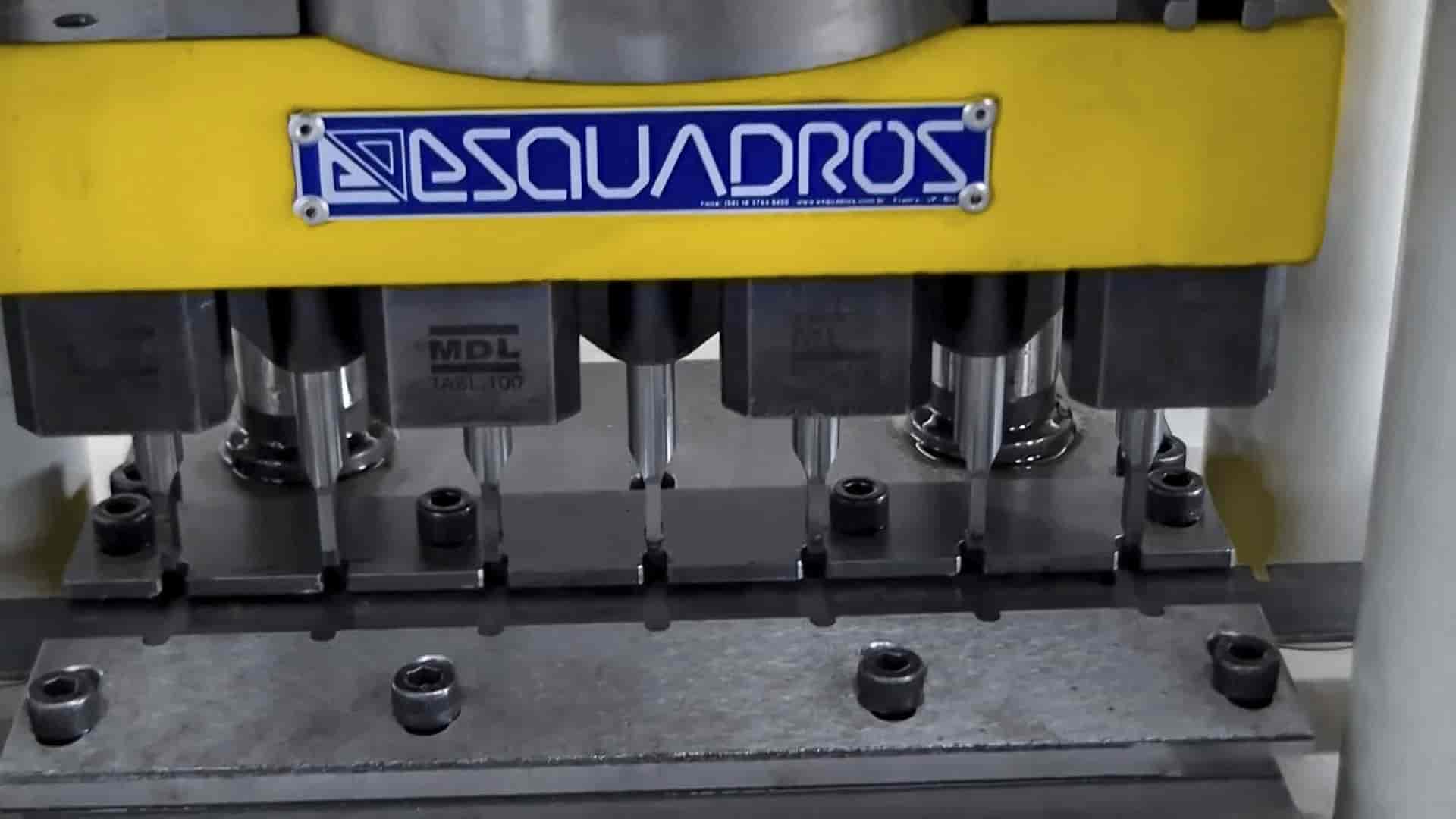 LINHA DE DESBOBINAMENTO E ENDIRETAMENTO DE BARRAS CHATAS - BANNER 07