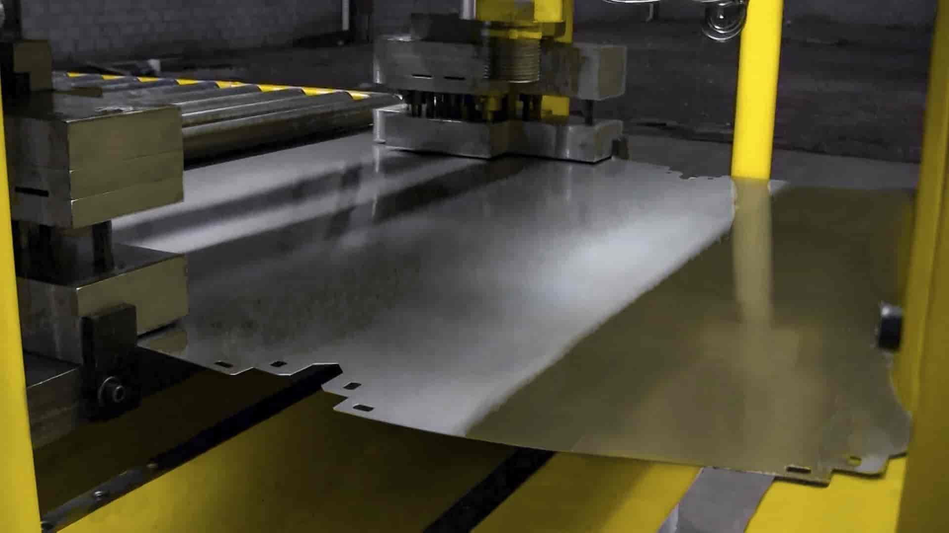 LCTL COM BANCADA DE ESTAMPO DE BANDEJAS PARA MÓVEIS DE AÇO - BANNER 01